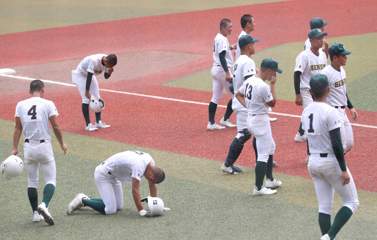 拓大紅陵対専大松戸　敗れた専大松戸ナイン（撮影・柴田隆二）