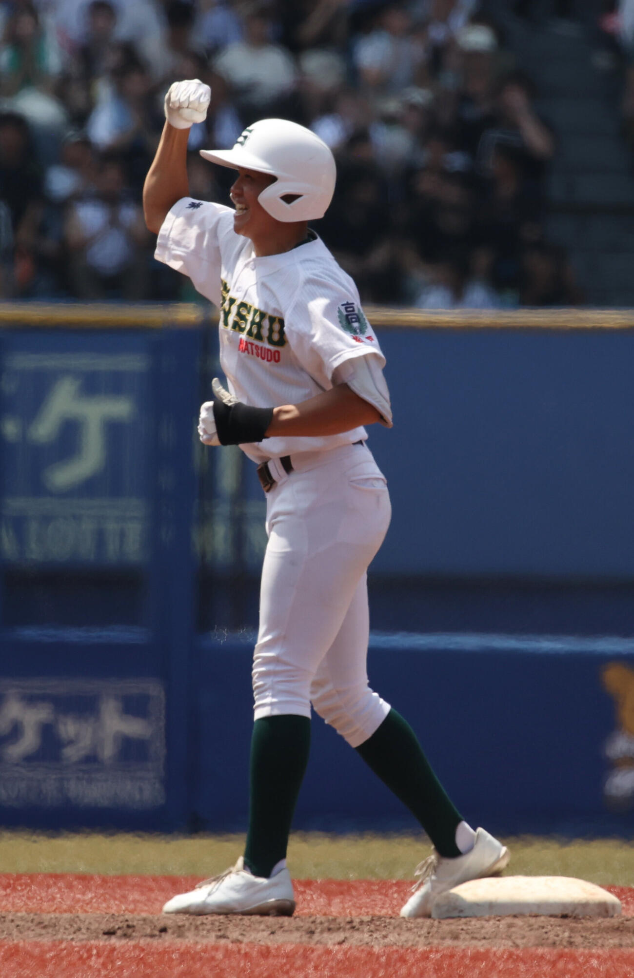 拓大紅陵対専大松戸　1回裏専大松戸無死、石崎翔斗は二塁打を放ちガッツポーズする（撮影・柴田隆二）