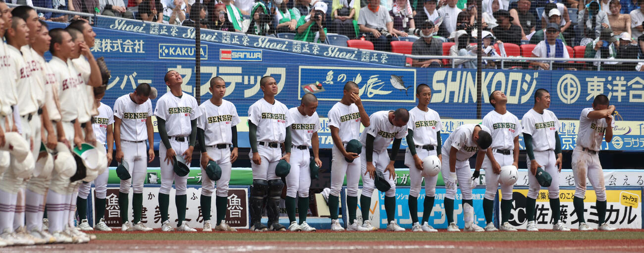 拓大紅陵対専大松戸　敗れた専大松戸ナインは涙する（撮影・柴田隆二）