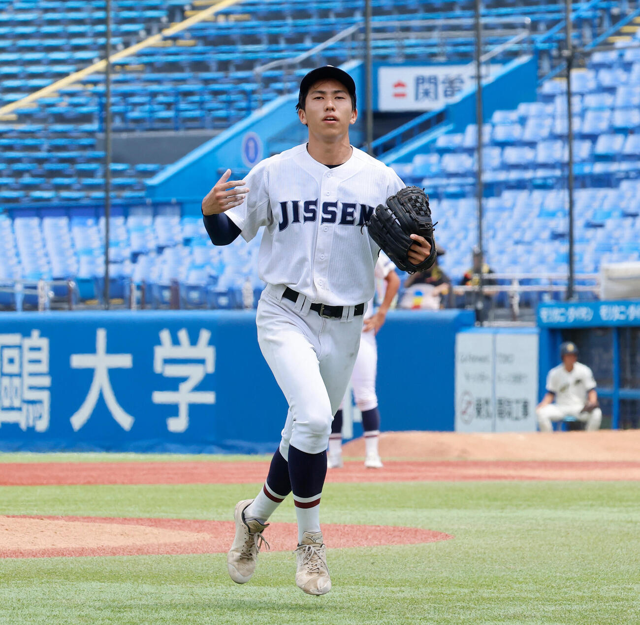 八王子実践対創価　9回創価1死一、二塁、投手交代で降板する八王子実践・奥山慎太郎（撮影・山本朝陽）