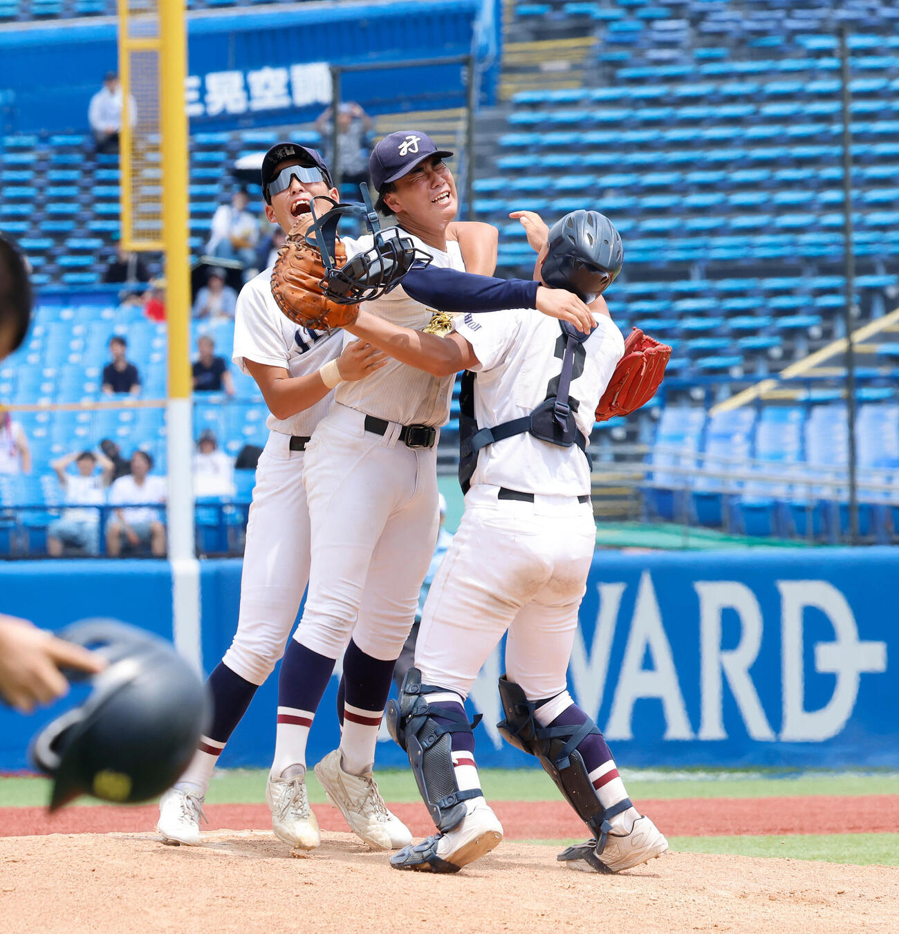 八王子実践対創価　初優勝を決め、喜ぶ八王子実践ナイン（撮影・山本朝陽）