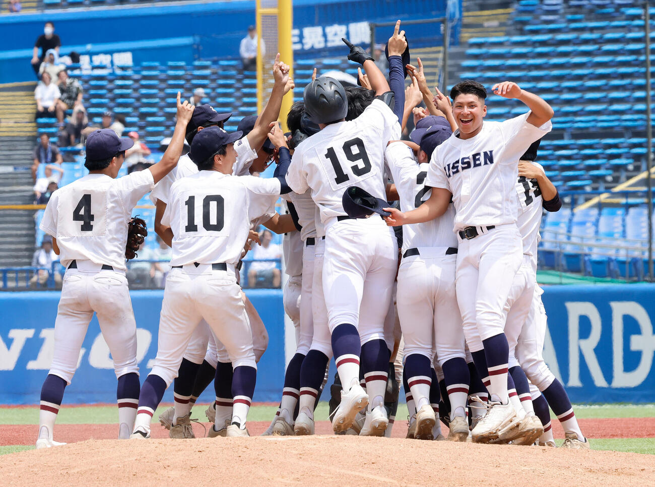 八王子実践対創価　初優勝を決め、喜ぶ八王子実践ナイン（撮影・山本朝陽）