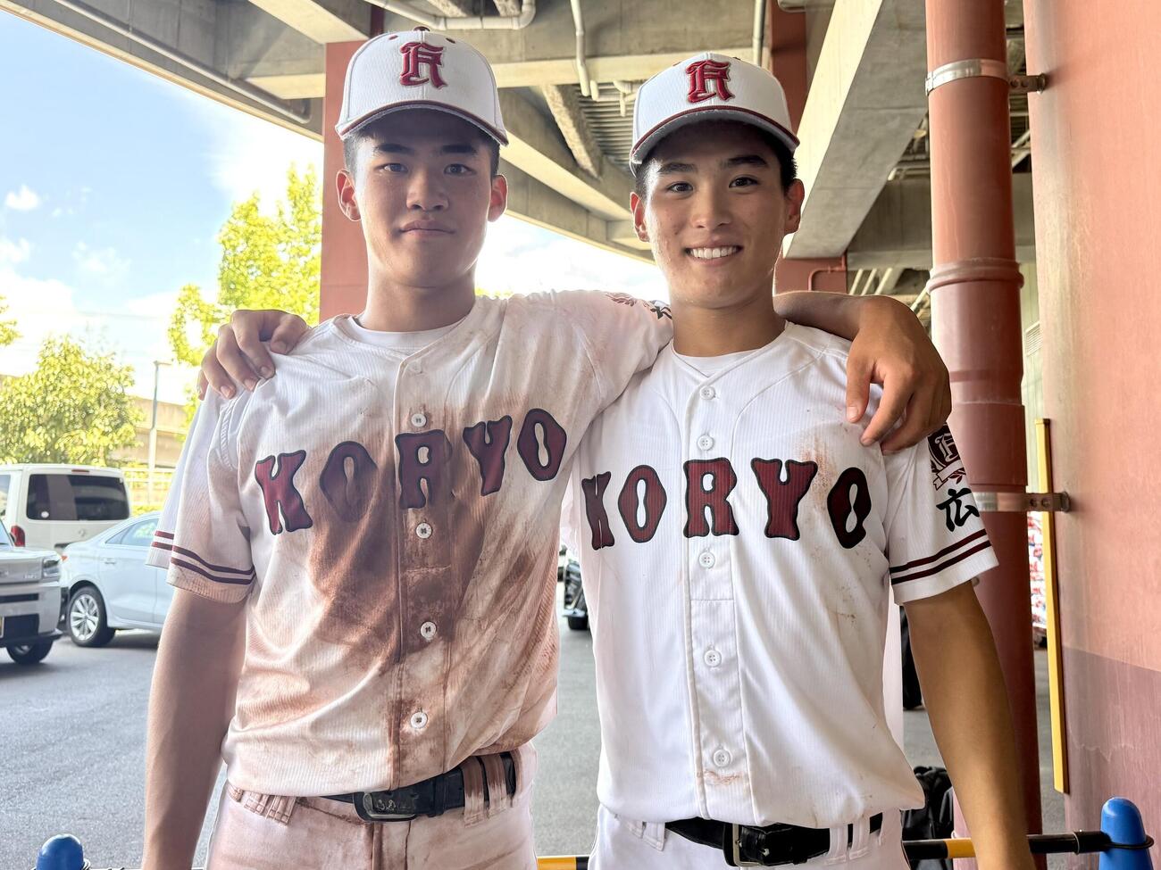 試合後、肩を組んで写真に納まる副将の加藤海尊（左）と主将の曽根丈一郎（撮影・中島麗）