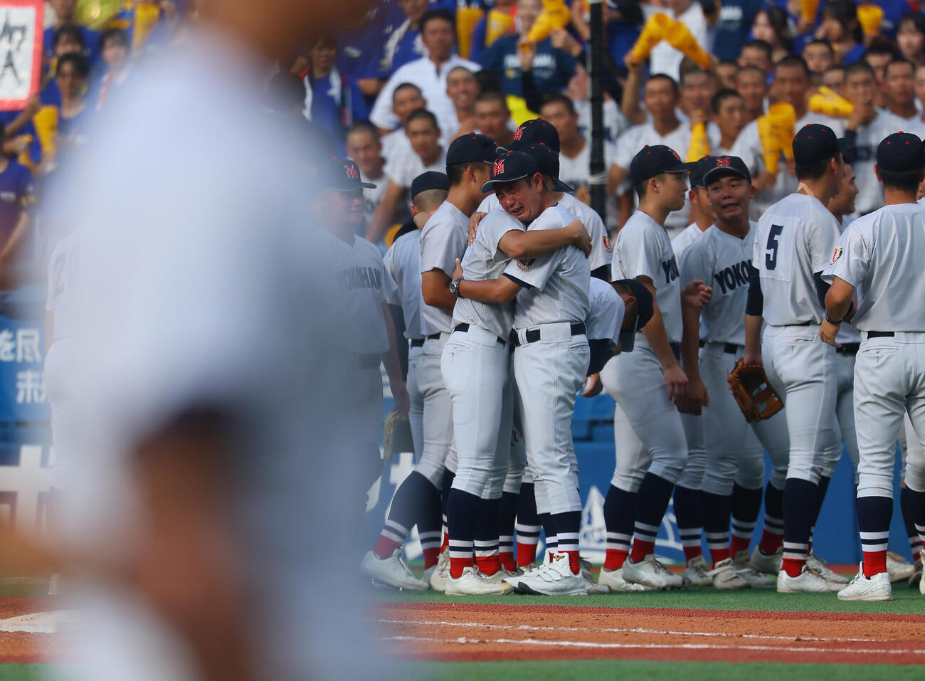 横浜対桐光学園　甲子園出場を決めナインと抱き合う横浜・村田浩明監督（撮影・水谷安孝）