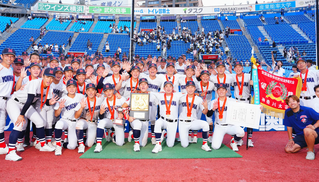 横浜対桐光学園　優勝し記念写真に納まる横浜の選手たち（撮影・垰建太）