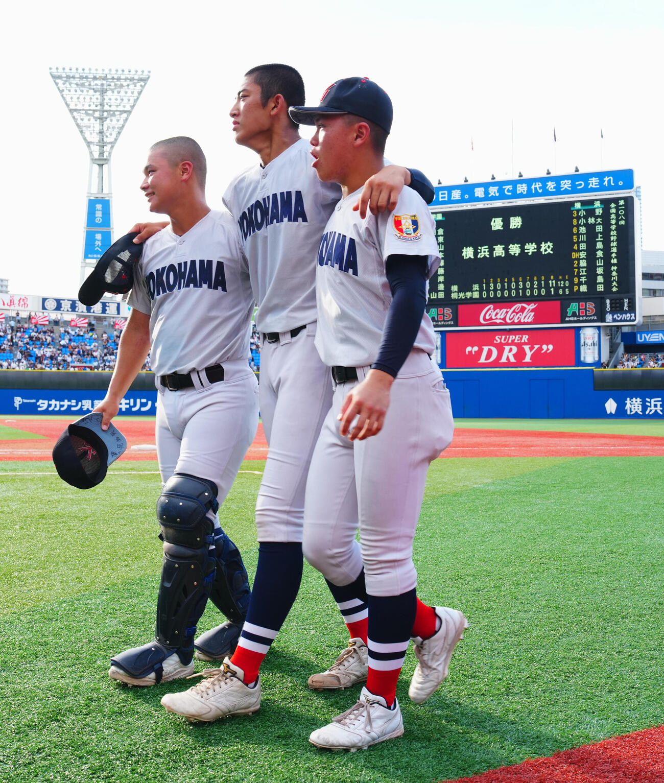 横浜対桐光学園　完投で優勝を決めた横浜・織田翔希（中央）はチームメートの肩を借りながら引き揚げる（撮影・垰建太）