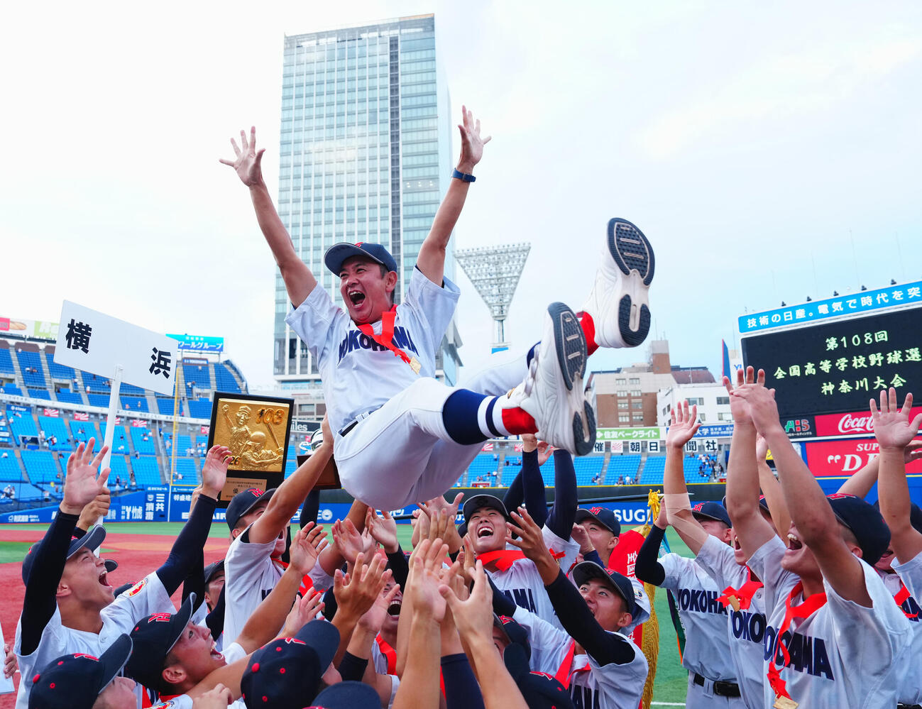横浜対桐光学園　優勝を決めた横浜・村田浩明監督は選手たちから胴上げされる（撮影・垰建太）