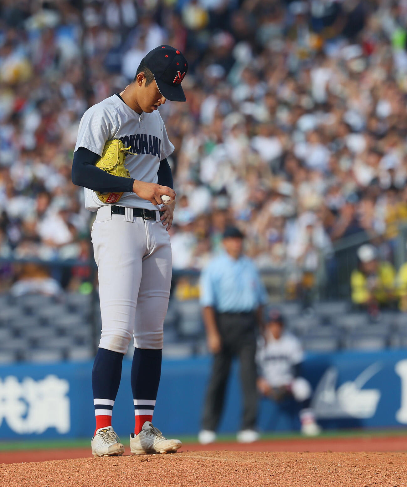 横浜対桐光学園　9回裏桐光学園2死一塁、ボールを見詰める織田翔希（撮影・水谷安孝）