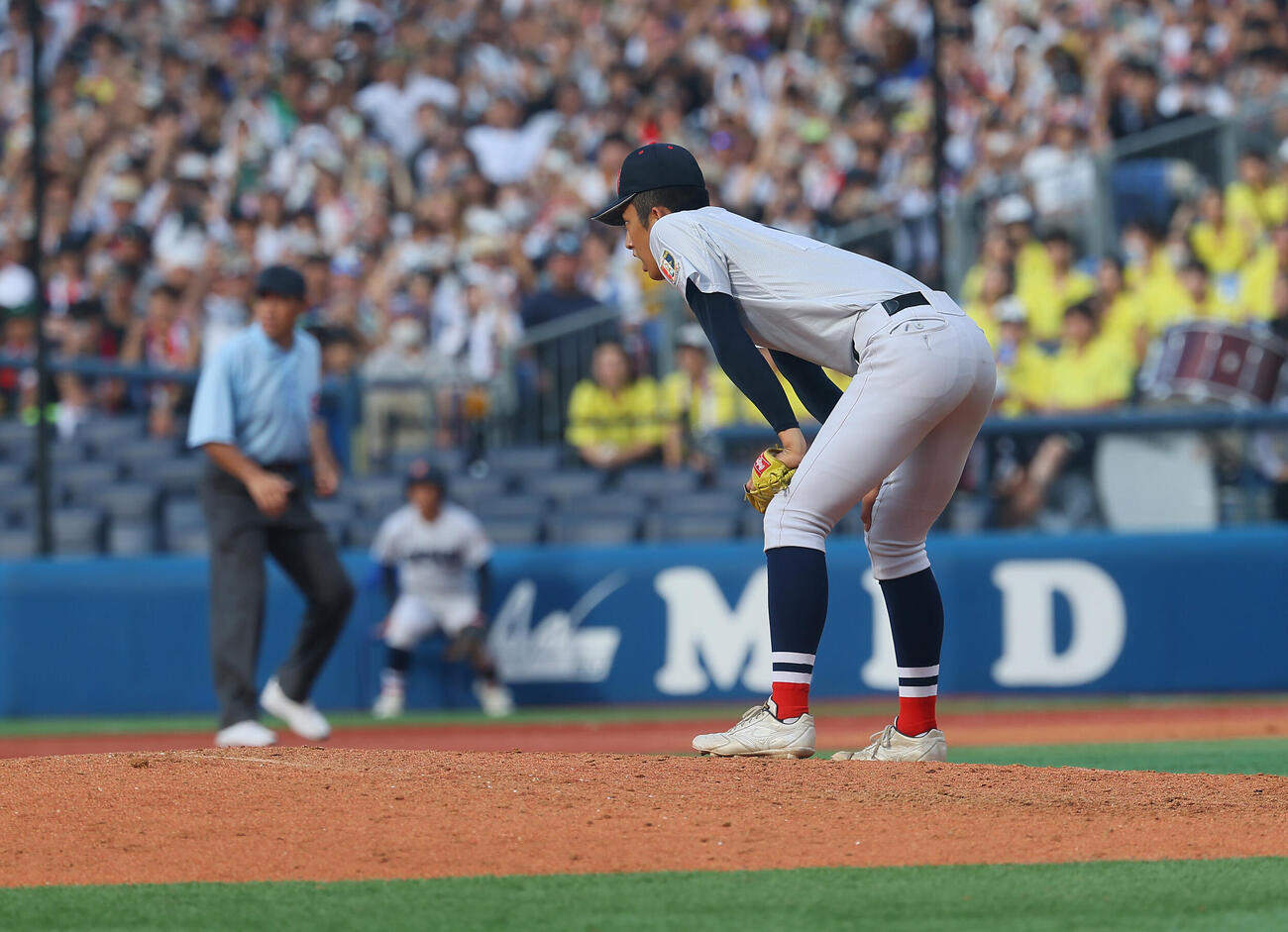 横浜対桐光学園　9回裏桐光学園2死一塁、ボールの行方を見詰める織田翔希（撮影・水谷安孝）