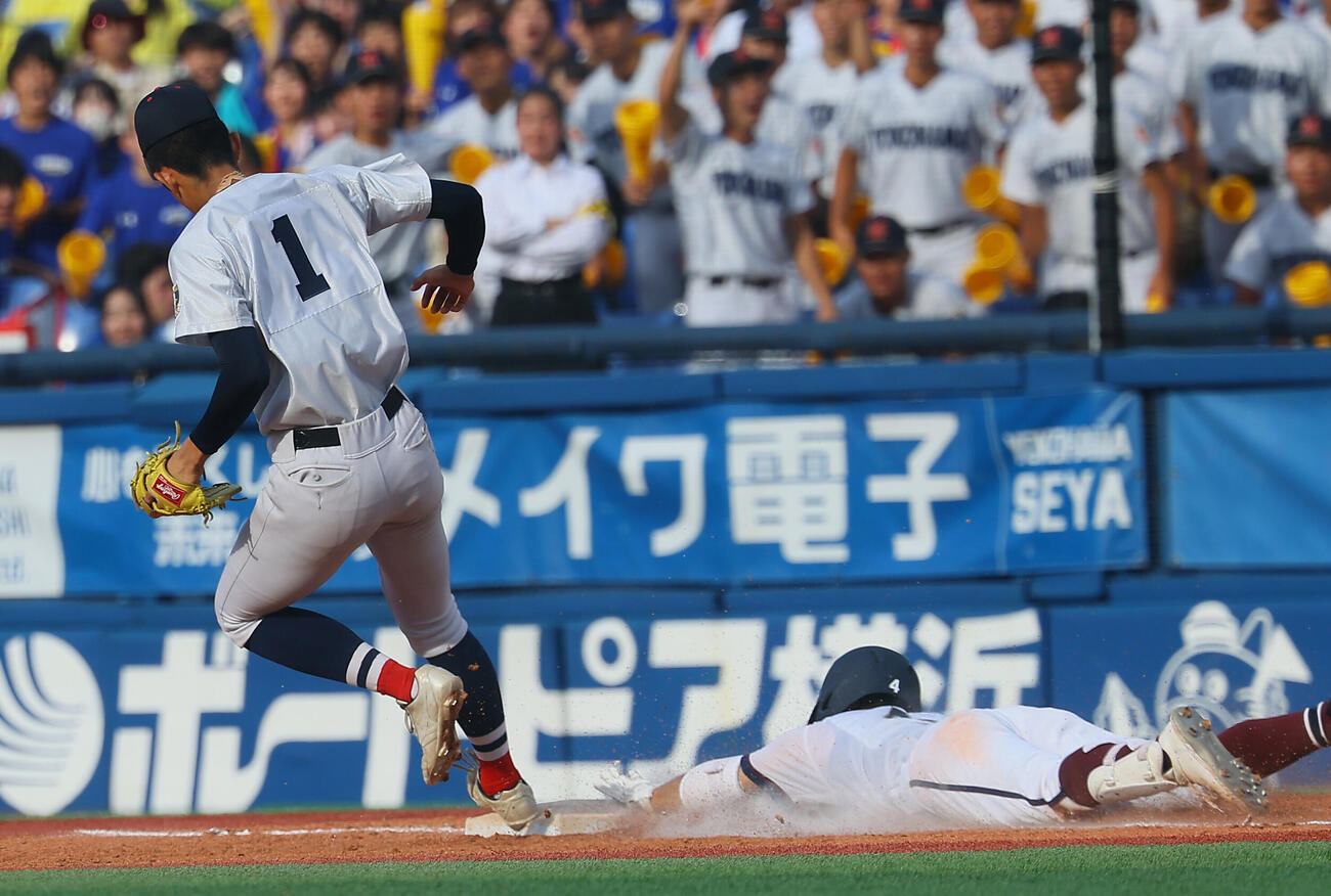 横浜対桐光学園　9回裏桐光学園2死、内野安打を許す織田翔希（撮影・水谷安孝）