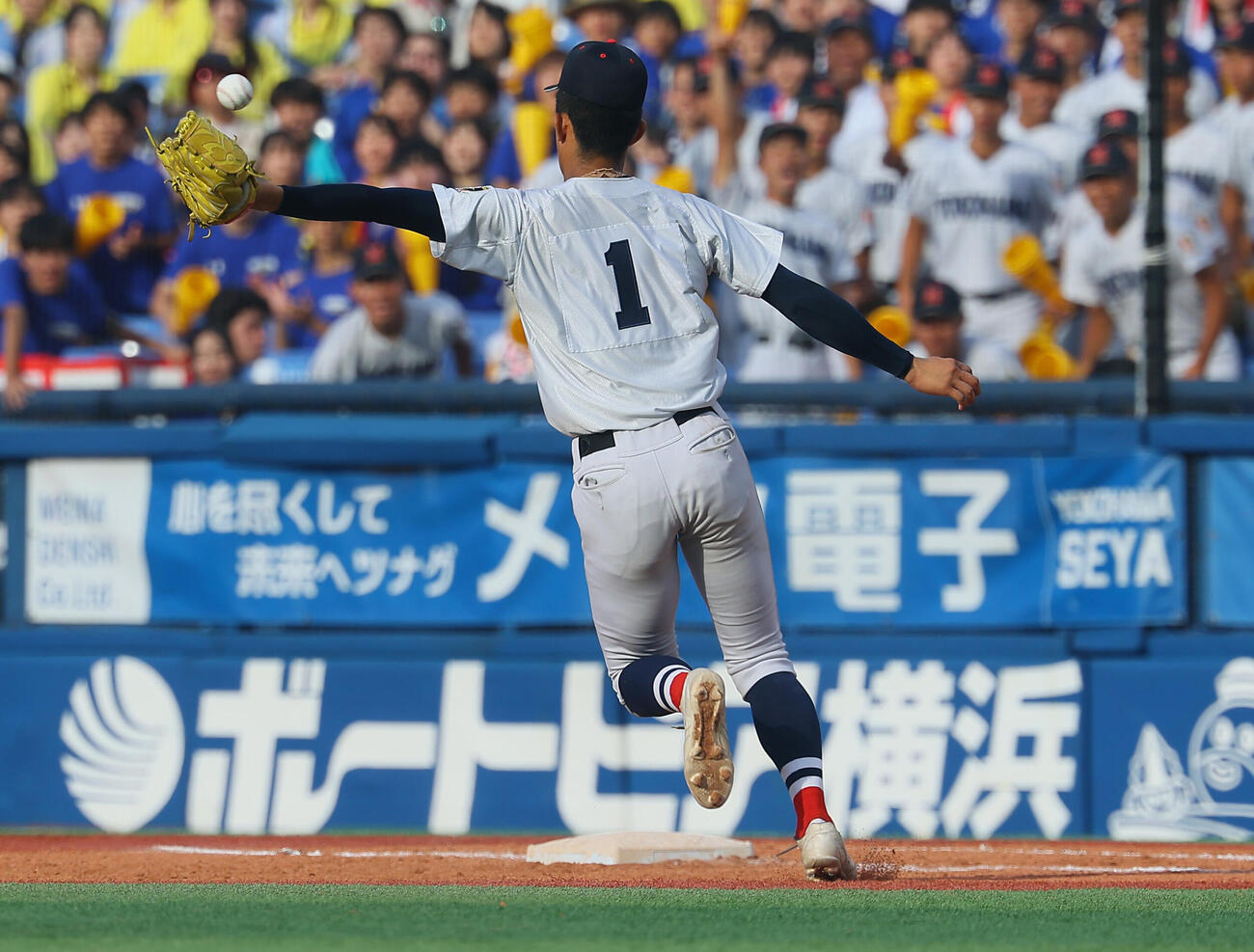 横浜対桐光学園　9回裏桐光学園2死、内野安打を許す織田翔希（撮影・水谷安孝）