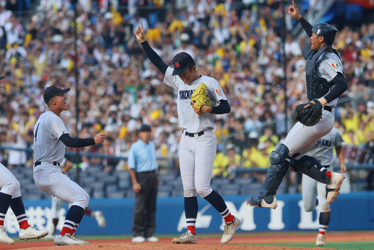 横浜対桐光学園　甲子園出場を決め腕を突き上げる織田翔希（撮影・水谷安孝）