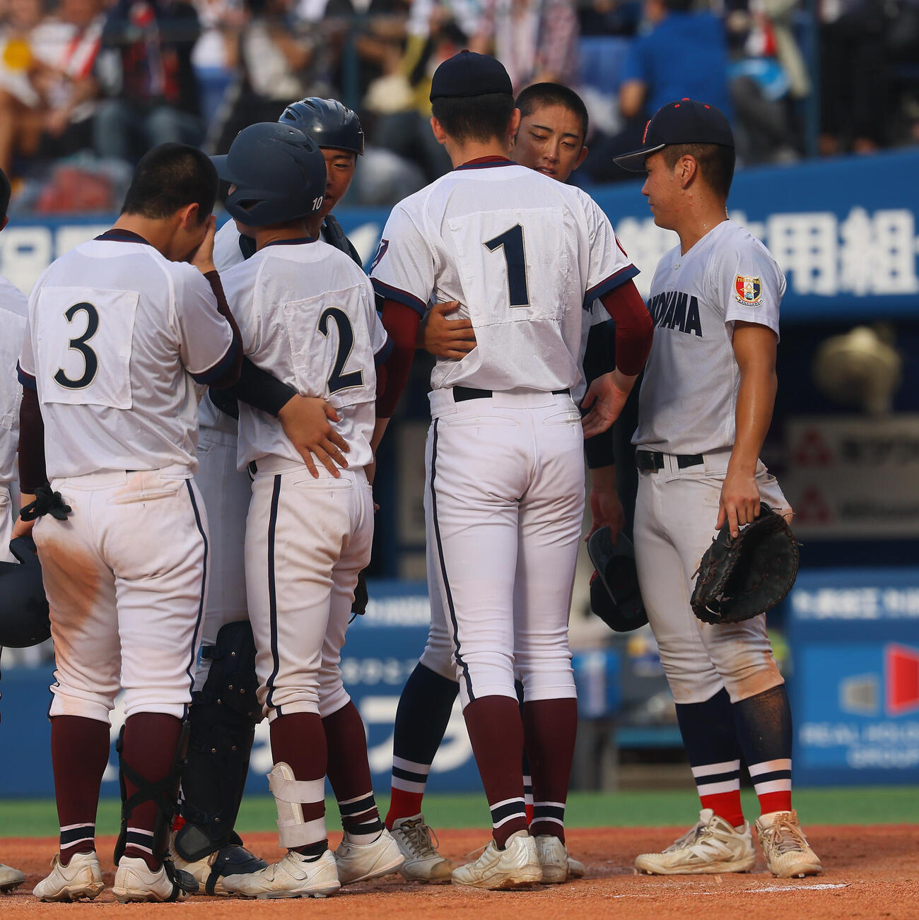 横浜対桐光学園　桐光学園・林晃成とハクする横浜・織田翔希（撮影・水谷安孝）