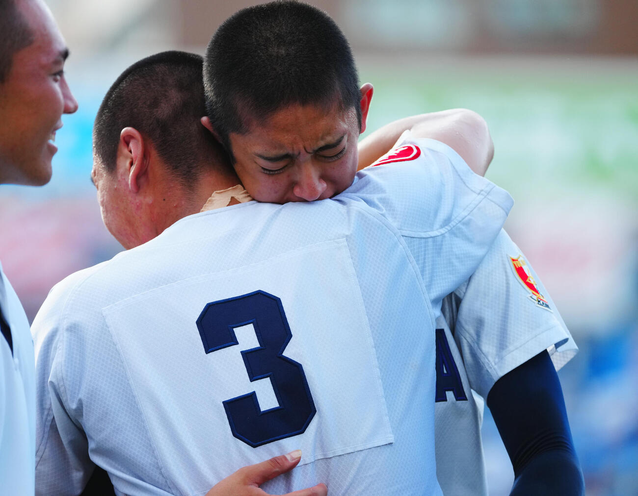 横浜対桐光学園　優勝し小野舜友（手前）と抱き合う横浜・織田翔希（撮影・垰建太）