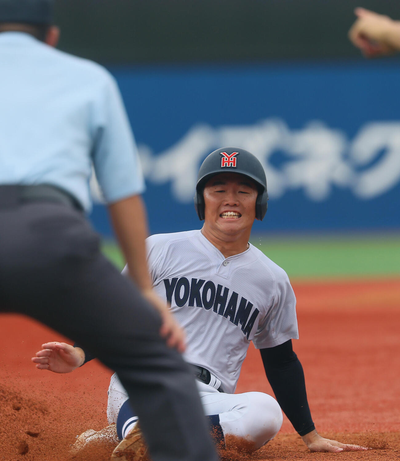 横浜対桐光学園　4回表横浜2死、一塁、二盗を決め送球がされた間に三進する江坂佳史（撮影・水谷安孝）