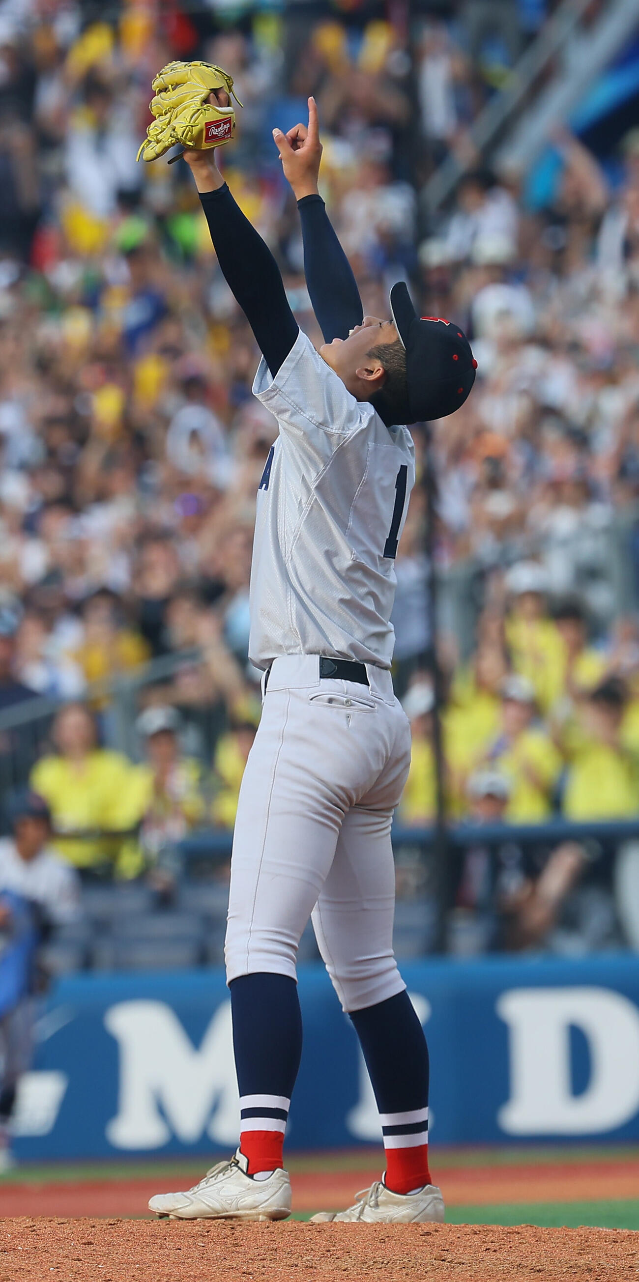横浜対桐光学園　甲子園出場を決め腕を突き上げる織田翔希（撮影・水谷安孝）
