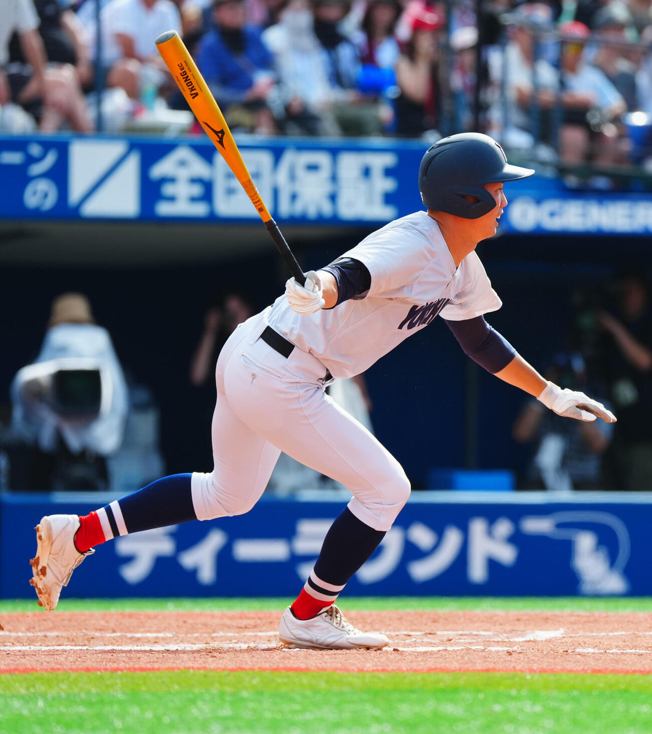 横浜対桐光学園　6回表横浜1死二、三塁、右犠飛を放つ田島陽翔（撮影・垰建太）