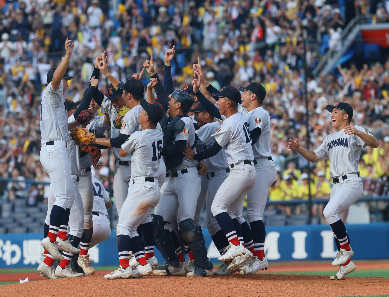 横浜対桐光学園　甲子園出場を決め腕を突き上げる織田翔希（左から4人目）の元に集まる横浜ナイン（撮影・水谷安孝）