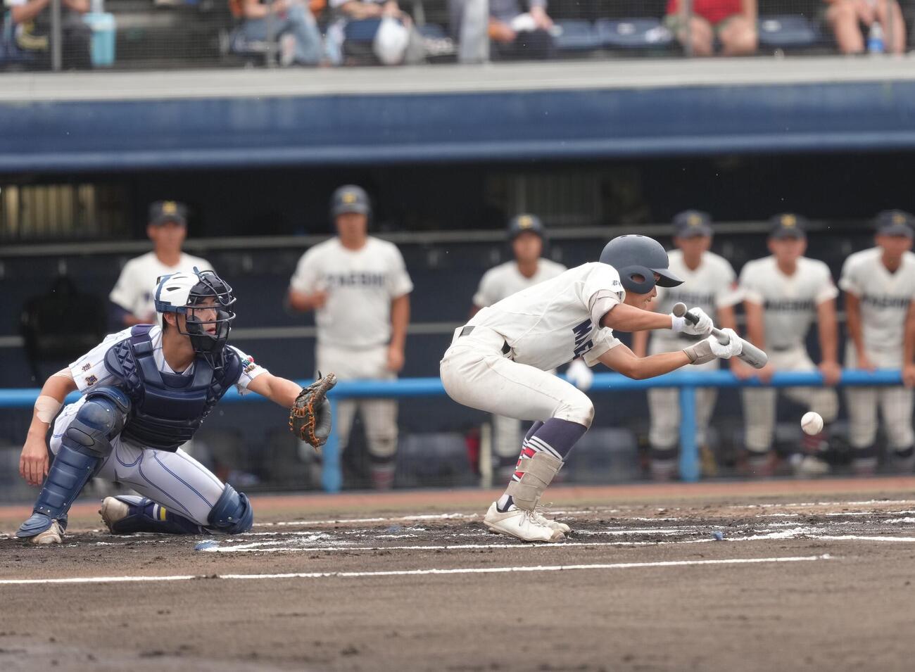 前橋商対健大高崎　2回表前橋商1死満塁、関口蒼大は先制スクイズを決める（撮影・足立雅史）
