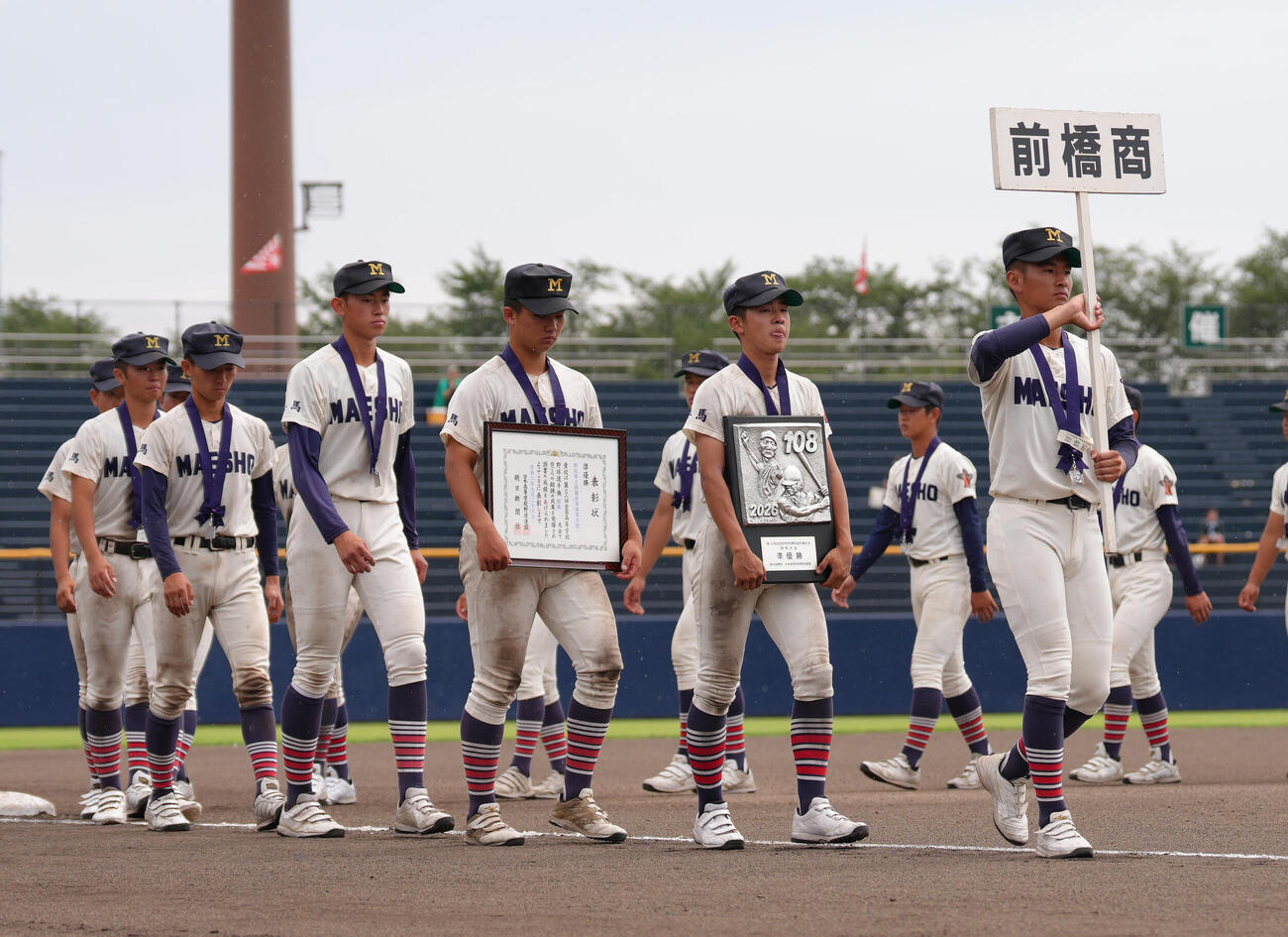 前橋商対健大高崎　準優勝の前橋商・湯浅奏太（右から2人目）ら（撮影・足立雅史）