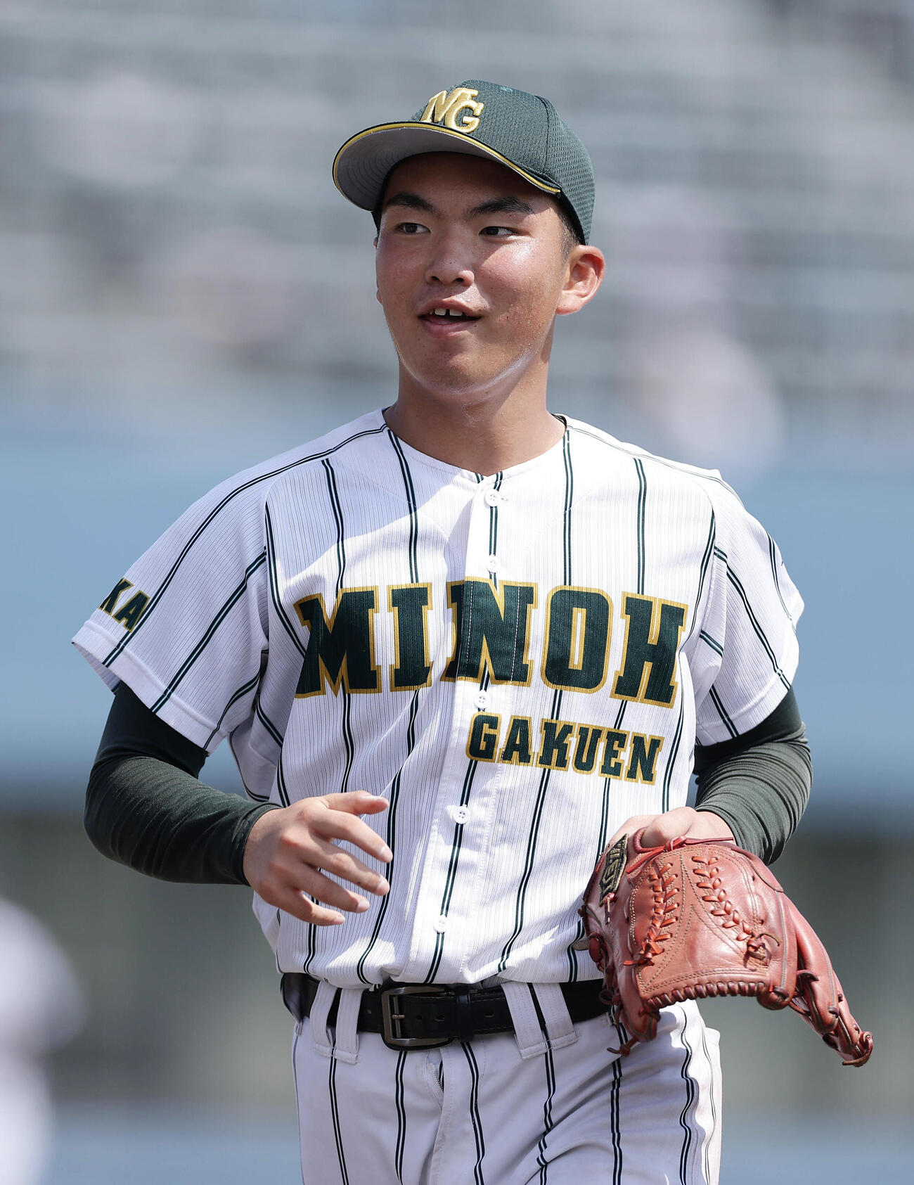 東海大大阪仰星対箕面学園　3回表を投げ終え、笑顔を見せながらベンチへ戻る箕面学園先発の山上敢軌（撮影・前田充）