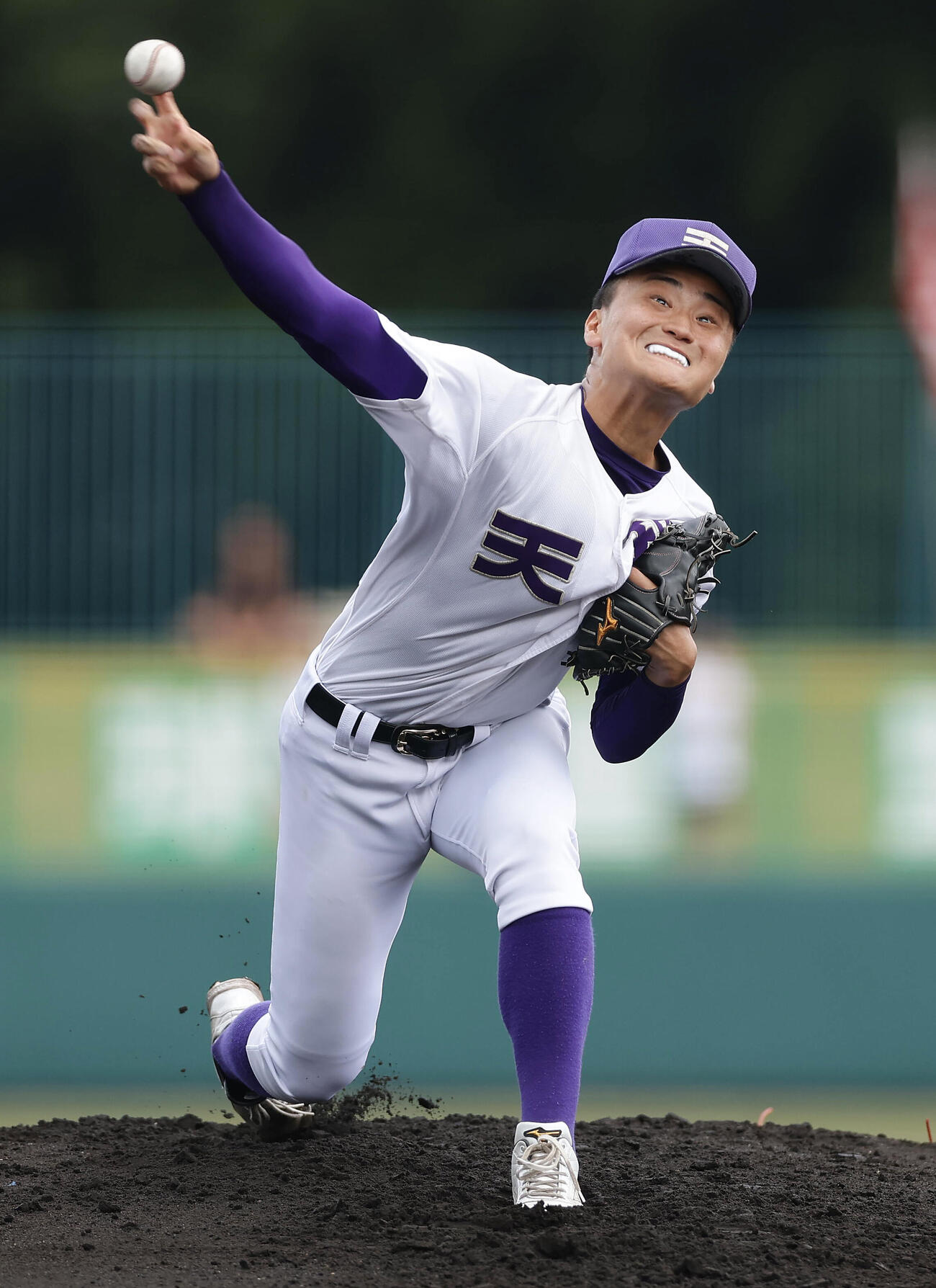 天理対奈良大付　力投する天理先発の長尾亮大（撮影・前田充）