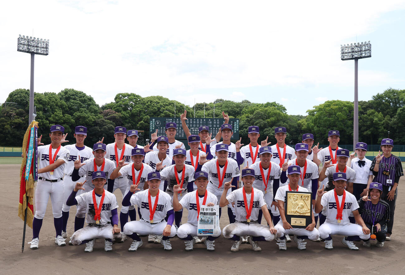天理対奈良大付　奈良大付を破り優勝し、笑顔で記念写真に納まる天理の選手たち（撮影・前田充）