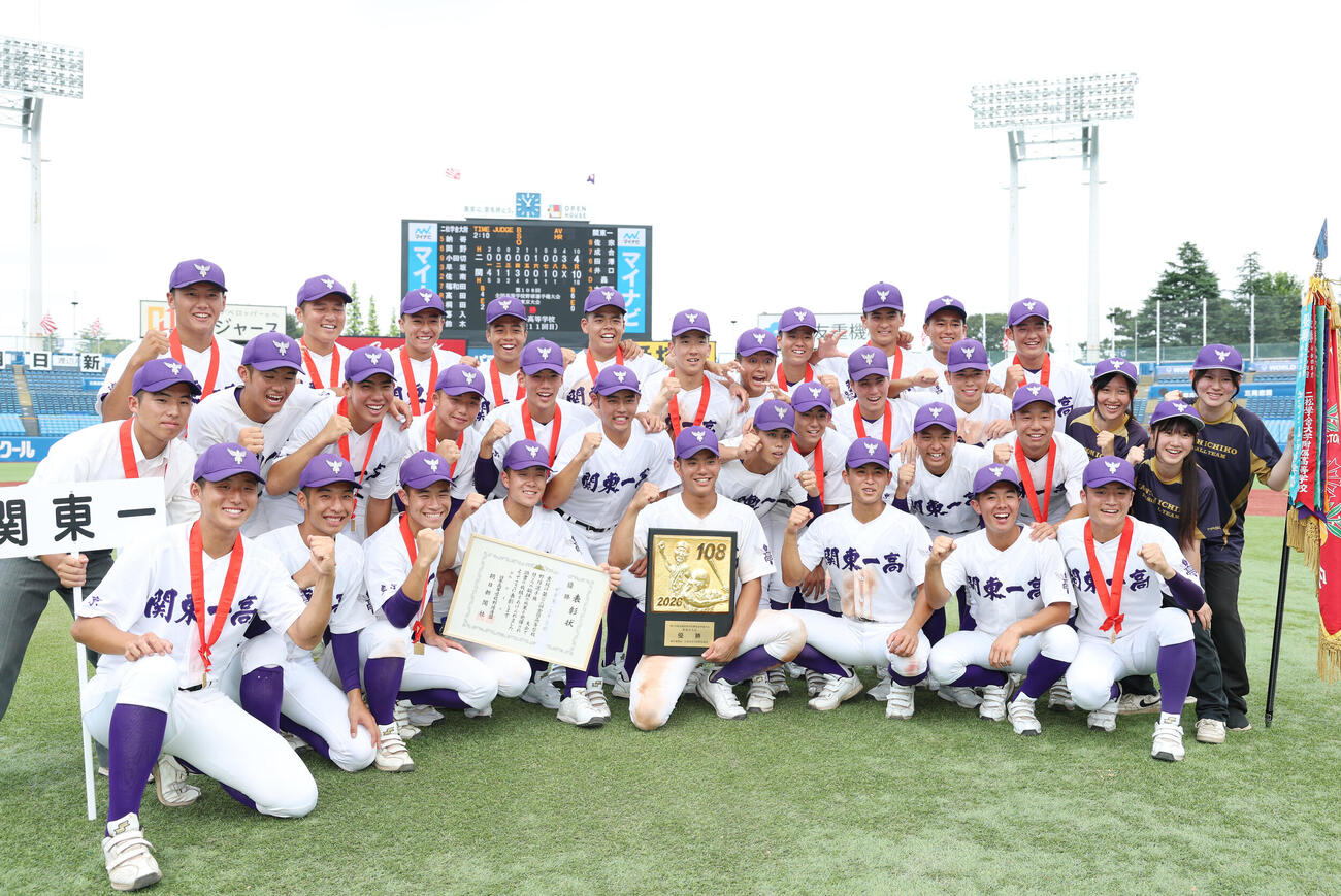 二松学舎大付対関東第一　優勝し笑顔でガッツポーズをする関東第一ナイン（撮影・増田悦実）