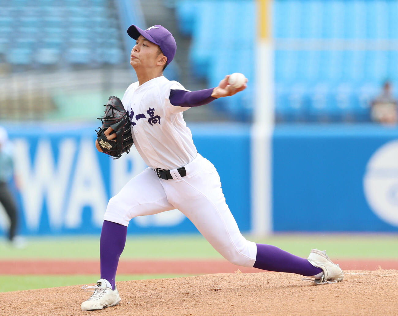 二松学舎大付対関東第一　先発し力投する関東第一・石井翔（撮影・増田悦実）