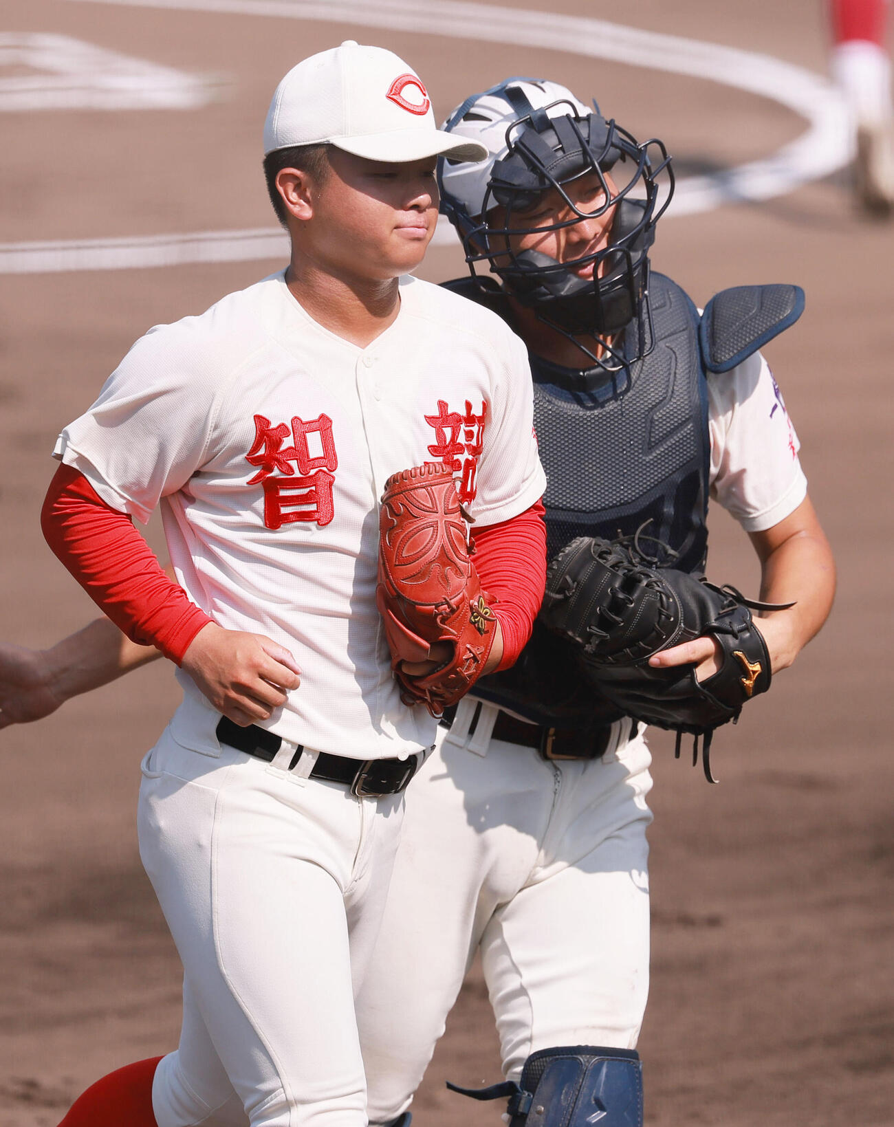 智弁和歌山先発の長井心海（左）は初回を投げ終え捕手山田凜虎とベンチへ引きあげる（撮影・上山淳一）