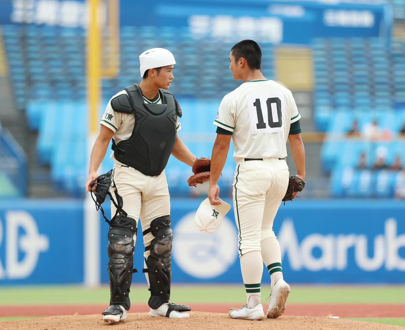 二松学舎大付対関東第一　1回裏関東第一1死一、三塁、走者を抱え話をする佐南健生（左）と川島連十（撮影・増田悦実）