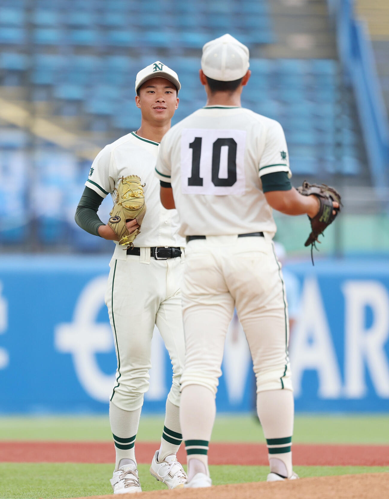 二松学舎大付対関東第一　2回裏関東第一1死一、三塁、マウンドに上がる小高稜真（撮影・増田悦実）