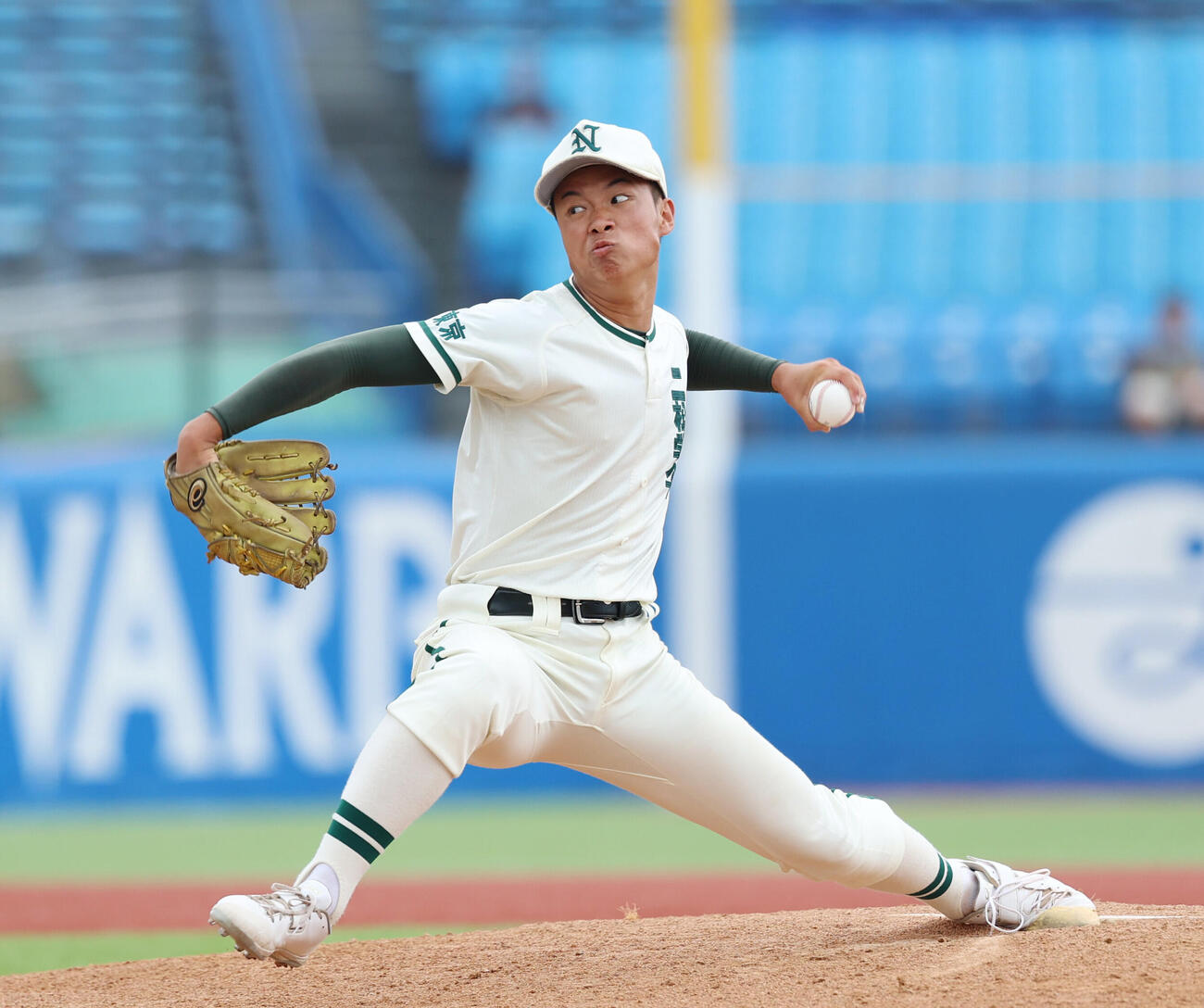 二松学舎大付対関東第一　二松学舎大付2番手で登板し力投する小高稜真（撮影・増田悦実）