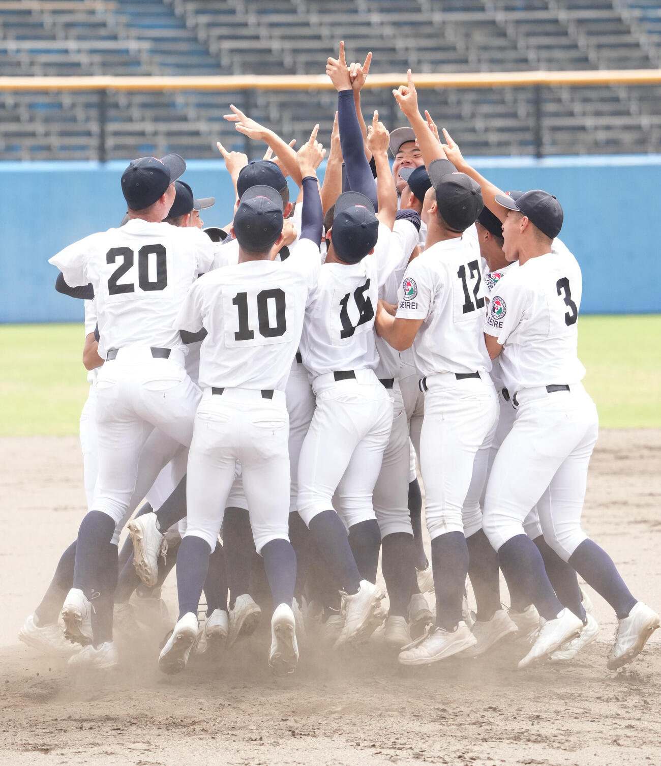 常葉菊川対聖隷クリストファー　試合終了、常葉菊川に勝利し喜ぶ聖隷ナイン（撮影・森本幸一）