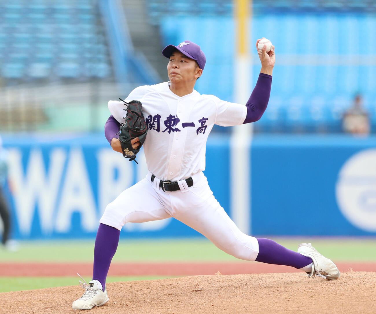 二松学舎大付対関東第一　先発し力投する関東第一・石井翔（撮影・増田悦実）