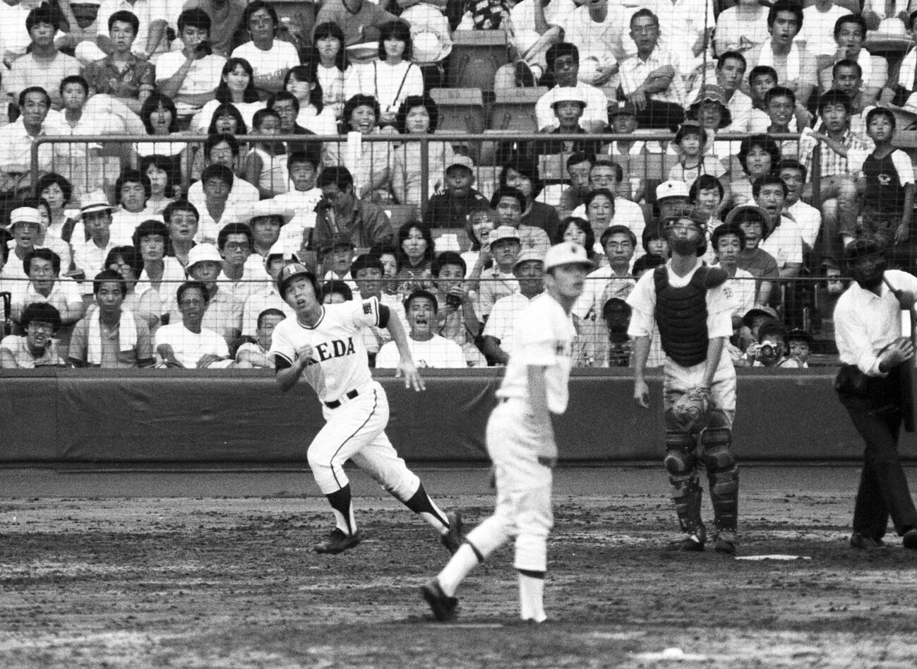 第64回全国高校野球選手権　準々決勝　早実対池田　6回裏池田2死一塁、早実・荒木大輔から特大の2点本塁打を放つ水野雄仁＝1982年8月18日