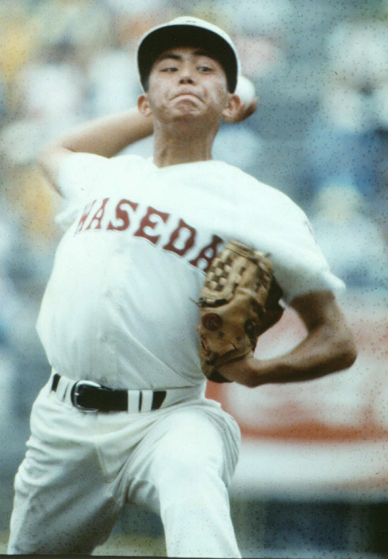 甲子園で投げる1年時の早実・荒木大輔（1980年8月）