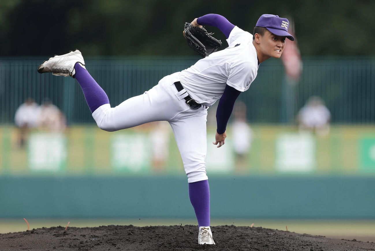 天理対奈良大付　力投する天理先発の長尾亮大（撮影・前田充）