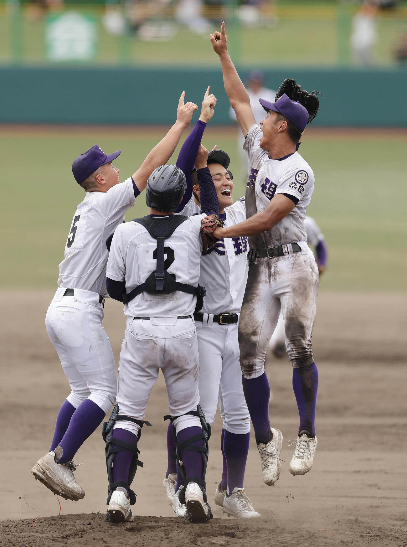 天理対奈良大付　奈良大付を破り優勝し、歓喜する天理の選手たち（撮影・前田充）