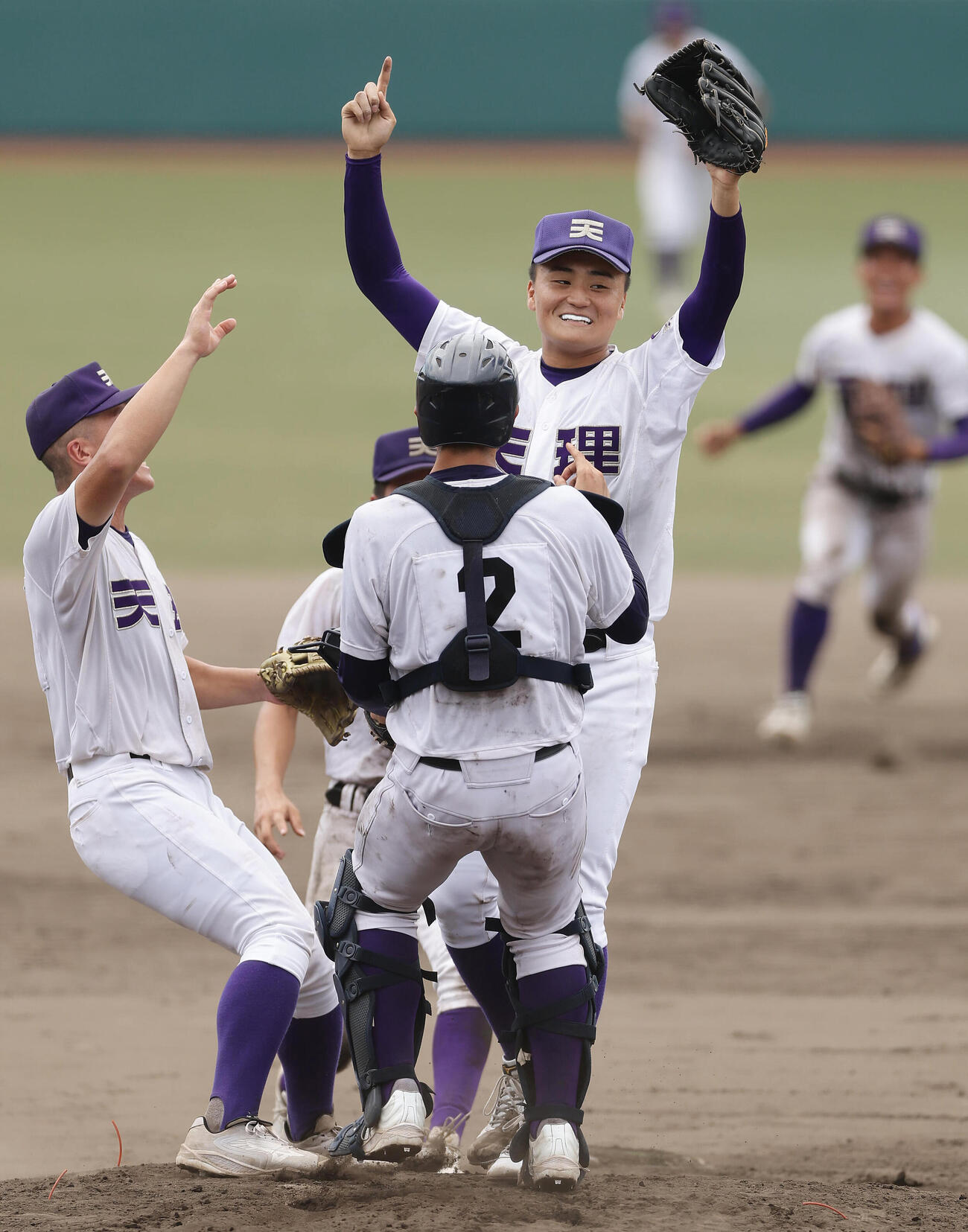 天理対奈良大付　優勝を決め喜ぶ長尾亮大（右）ら天理の選手たち（撮影・前田充）
