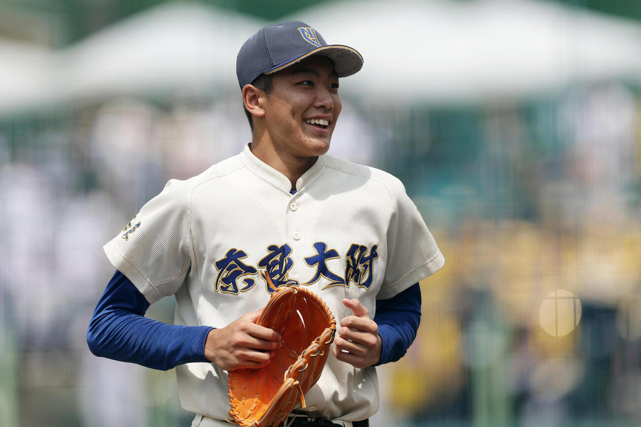 3回表を投げ終え、笑顔を見せながらベンチへ戻る奈良大付・新城楓雅（撮影・前田充）