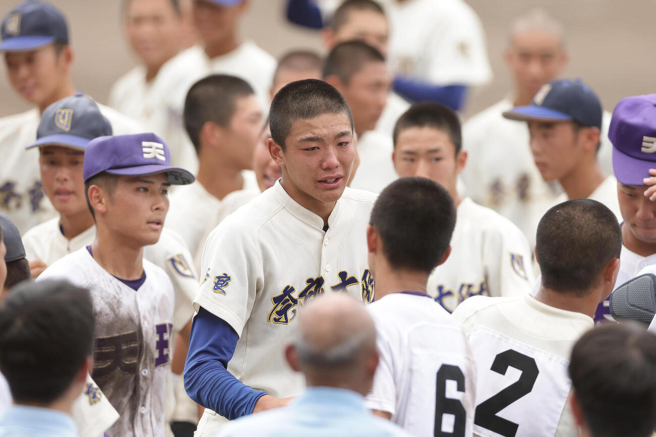 天理対奈良大付　天理に敗れ、涙ながらにあいさつを交わす奈良大付・新城楓雅（中央）（撮影・前田充）