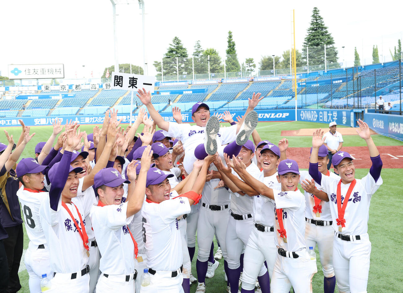 二松学舎大付対関東第一　優勝しナインに胴上げさせる関東第一・米澤貴光監督（撮影・増田悦実）