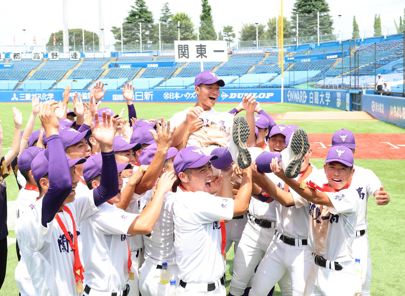 二松学舎大付対関東第一　優勝しナインに胴上げさせる関東第一・井口瑛太（撮影・増田悦実）