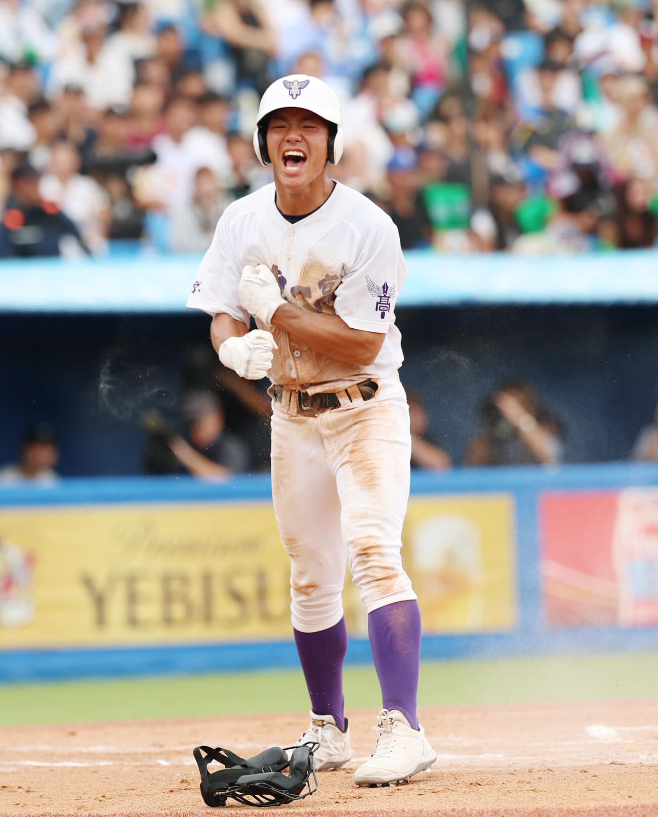 二松学舎大付対関東第一　1回裏関東第一1死満塁、浜田晃大の犠飛で生還し喜ぶ井口瑛太（撮影・増田悦実）