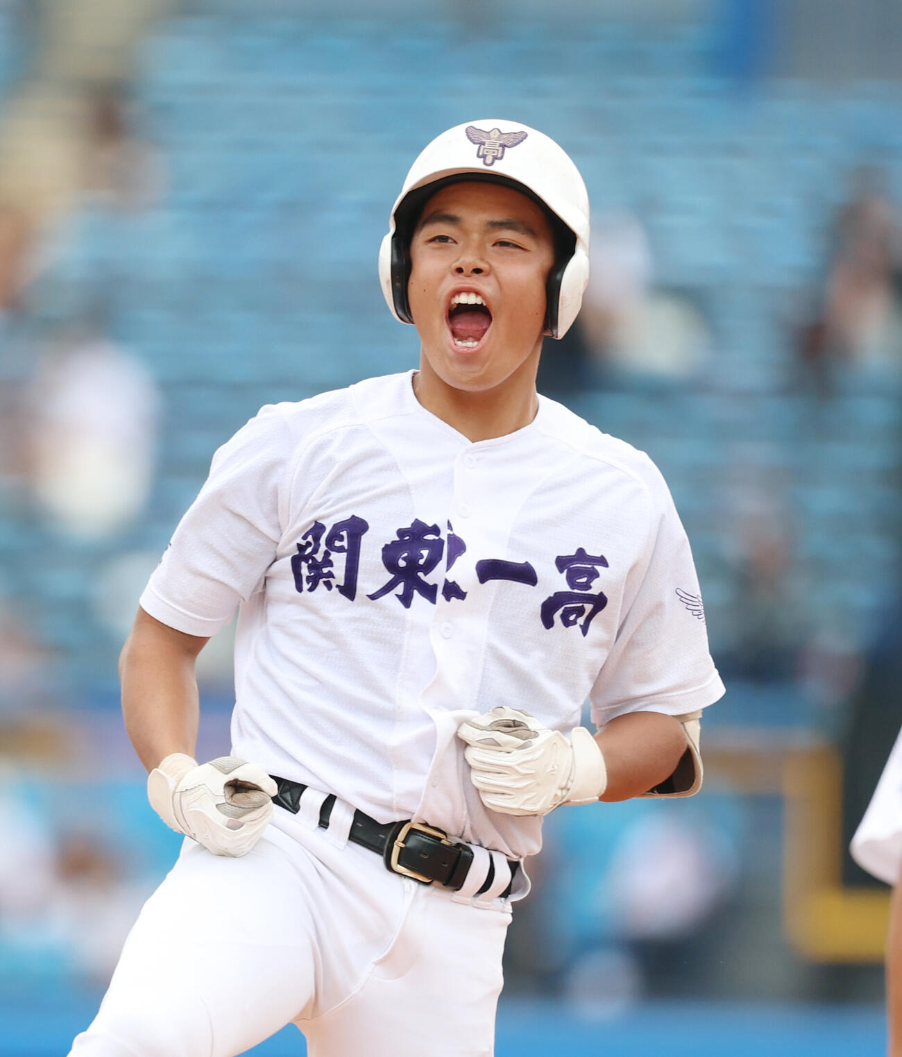 二松学舎大付対関東第一　1回裏関東第一1死一、三塁、適時打を放ち喜ぶ轟翔太（撮影・増田悦実）