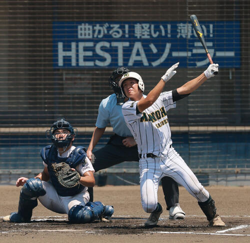履正社対箕面学園 6回裏箕面学園無死一塁、佐藤楓大は二塁打を放つ(撮影・上山淳一)