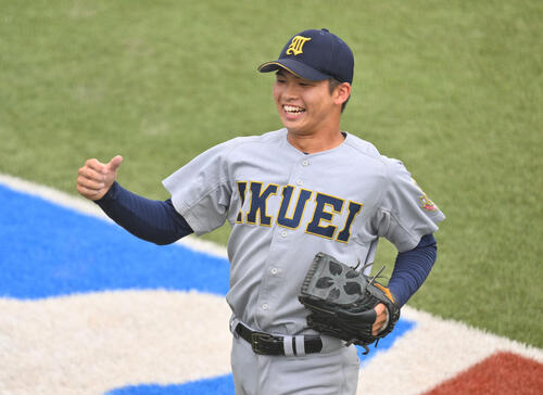 東北対仙台育英 1回表を投げ終え笑顔で引き揚げる仙台育英先発の古川諒弥(撮影・滝沢徹郎)