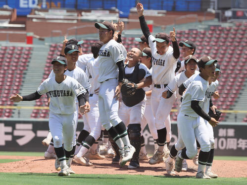 市立福山対広島商業 広島商業に競り勝ち、甲子園初出場を決めた市立福山ナインは大喜び(撮影・加藤孝規)
