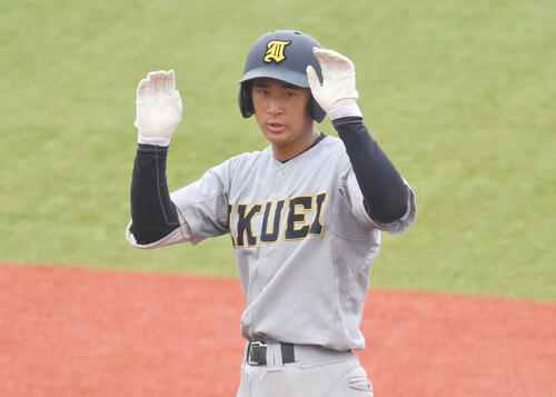 東北対仙台育英 4回裏仙台育英1死一塁、高岡龍一は適時二塁打を放ちポーズを決める(撮影・滝沢徹郎)